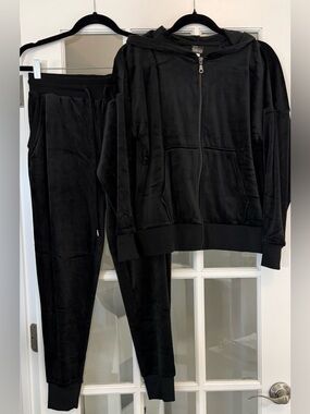 FELINA Black Velour Zip Hoodie & Jogger Set with Pockets - Size Small